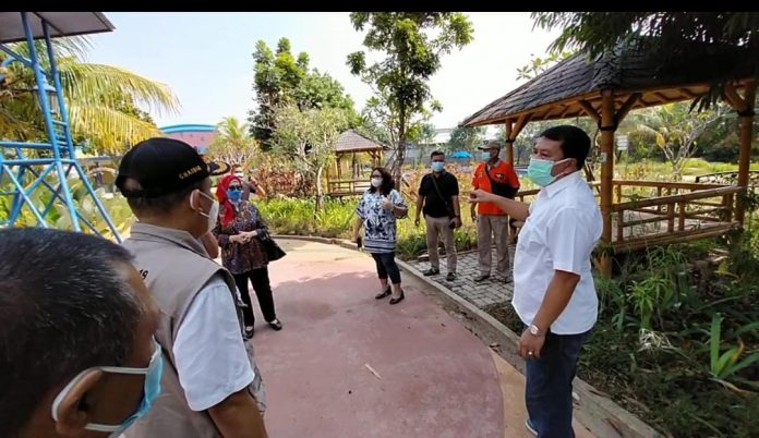 Sekda Kabupaten Tangerang, Sedang Meninjau Pelaksanaan Vaksinasi di Waterboom Puri Jaya Tangerang