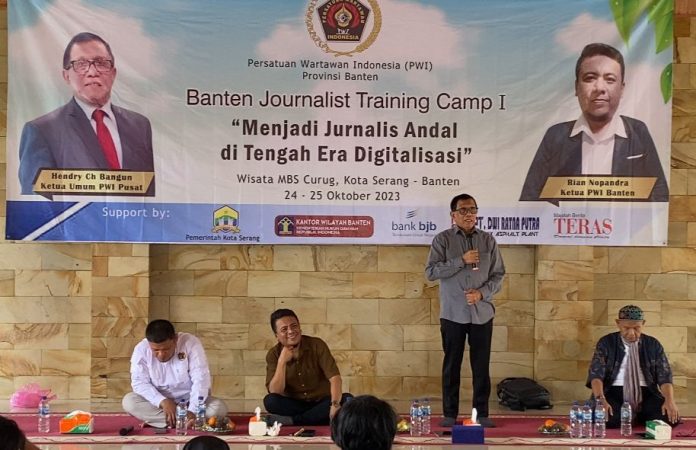 Hendry Ch Bangun, saat menyampaikan materi, bagi peserta Banten Juornalist Training Camp (BJTC) I PWI Banten di Kota Serang, Banten