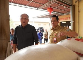 Pj Bupati Tangerang, Dr. Andi Ony mengunjungi gudang beras yang berada di Kecamatan Teluknaga, memastikan stok dan keterjangkauan harga beras